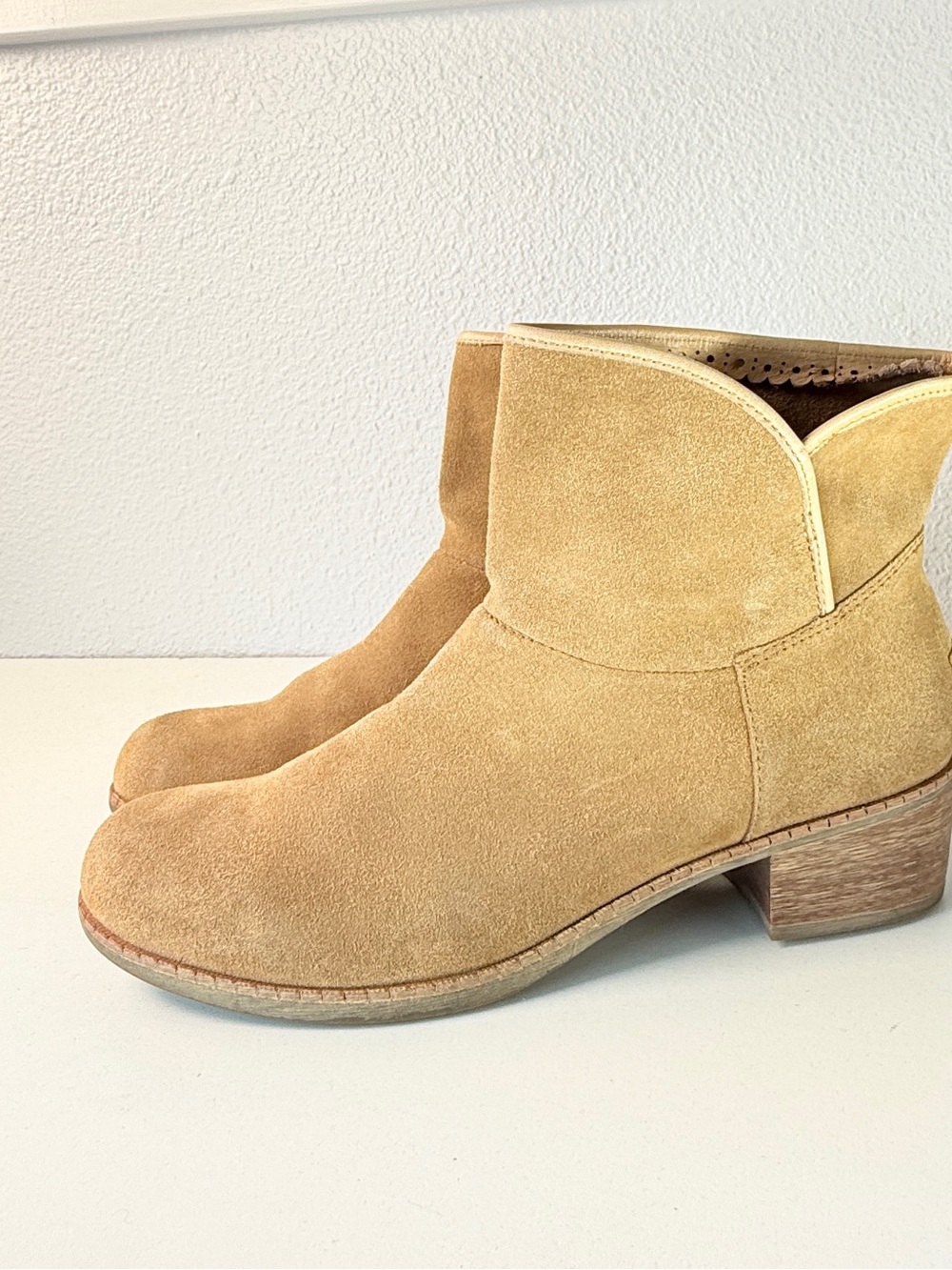 UGG Suede Ankle Boots Womens 11 Tan Block Heel Comfort Booties Winter Boots Cute - Picture 1 of 15
